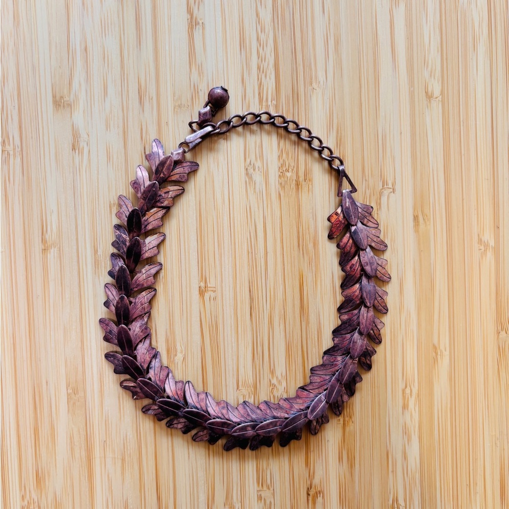 Elegant Vintage Leaf Design Necklace